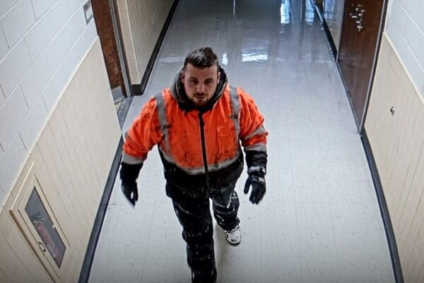 Homem procura abrigo em 10 casas durante nevasca, é rejeitado e salva 24 pessoas após invadir escola