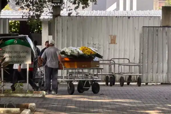 Filho de humorista morto em acidente é velado ao lado da mãe