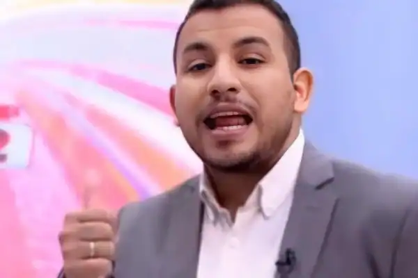 Repórter sofre ameaças de morte enquanto cobre confronto policial; confira vídeo