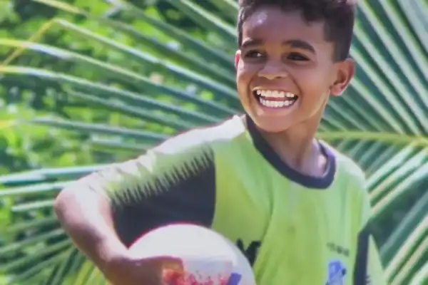 Adolescente morre após ser baleado ao entrar em casa para buscar pipa