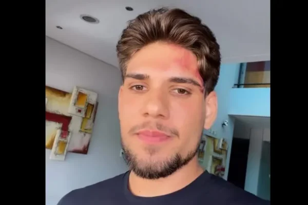 Cantor de forró se pronuncia pela primeira vez depois de colisão envolvendo seu ônibus