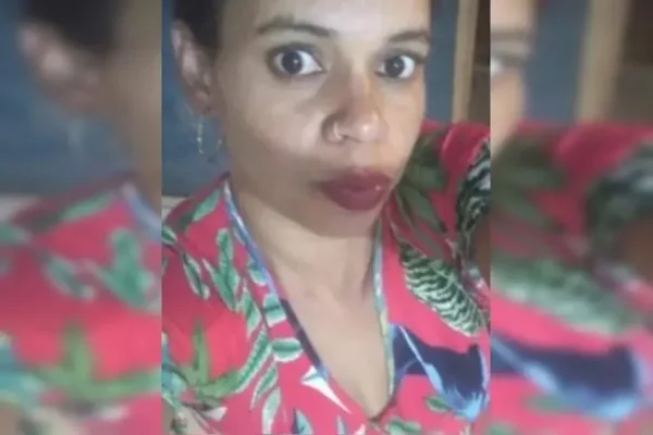 Ex-companheiro mata ex-mulher com golpe de faca no pescoço diante do filho