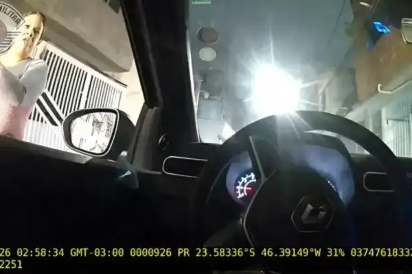 Câmeras corporais mostram PM disparando contra mulher em abordagem