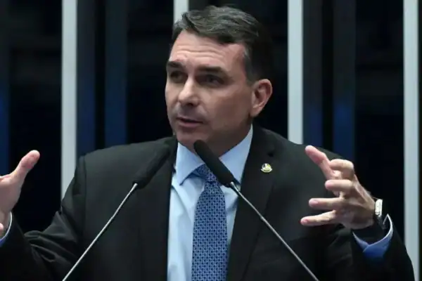 Flávio Bolsonaro promete subir a rampa ao lado dos condenados pelo 8 de janeiro