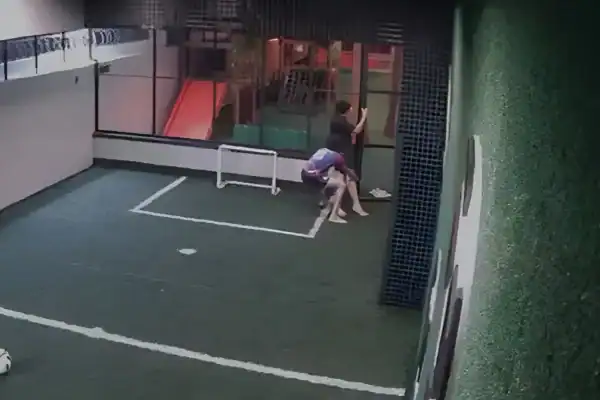 Vídeo mostra adolescente salvando amigo após descarga elétrica em condomínio