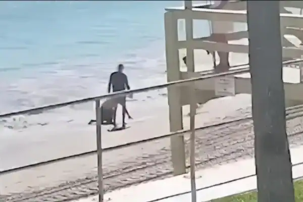 Turista salva homem que se afogava em praia e polícia faz descoberta chocante