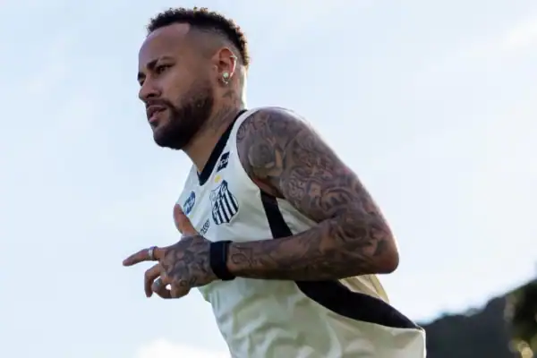 Cozinheira que trabalhou na mansão de Neymar conquista auxílio-doença e aciona jogador na Justiça