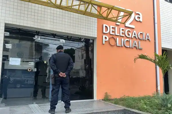 Menina sofre bullying e é forçada por outra adolescente a comer fezes