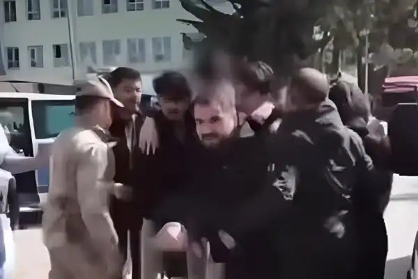 Câmeras mostram momento em que adolescente armado invade escola no sudeste da Turquia