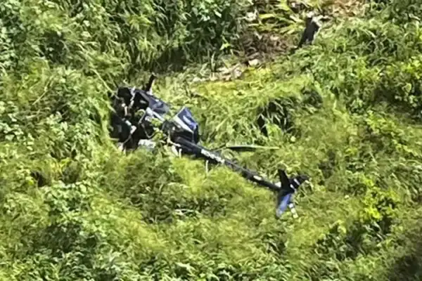 Helicóptero cai com quatro pessoas a bordo em Campina Grande; vídeo