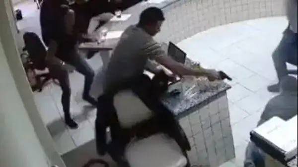 Homem que invadiu fórum para atirar em acusado de matar seu pai é absolvido