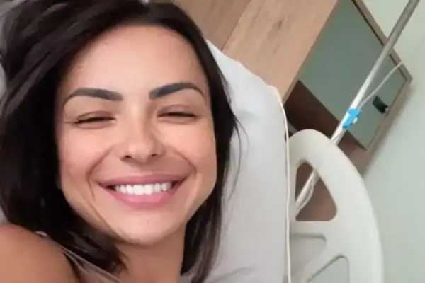 Influenciadora Karol Rosalin passa por cirurgia de emergência nos seios