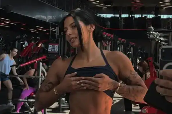 Ana Castela revela motivo inusitado para manter rotina fitness: “Treino para beber”