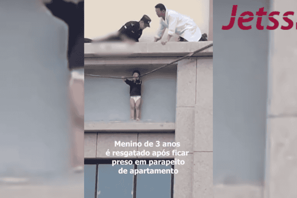 Menino de 3 anos é resgatado após ficar preso em parapeito de apartamento