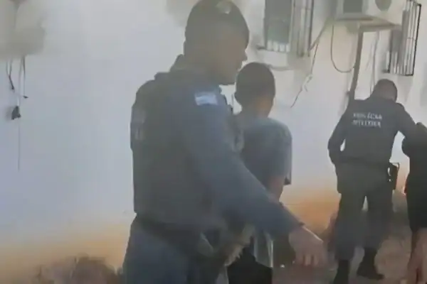 Mulher finge estar morta após ser brutalmente espancada por denunciar tráfico