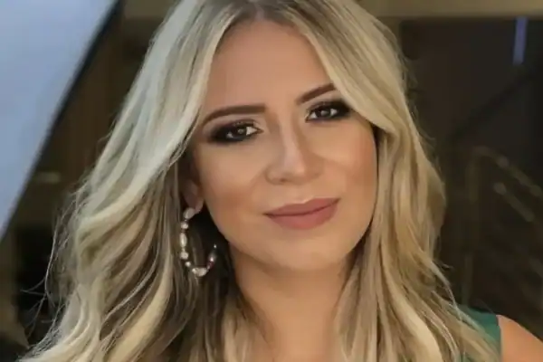 Dona Ruth Moreira acha fio de cabelo de Marília Mendonça ao arrumar roupas da filha