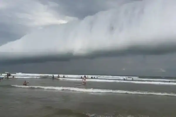 Nuvem do ‘fim do mundo’ assusta turistas na Riviera de São Lourenço, em SP
