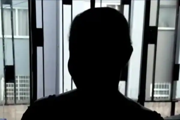Criança de 7 anos estava sob cuidados do padrasto antes do estupro coletivo, diz mãe