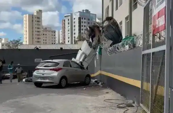 Imagens mostram avião de pequeno porte colidindo com prédio em BH