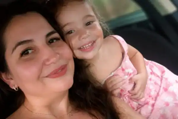 Mãe e filha de três anos são encontradas sem vida em carro submerso no Paraná