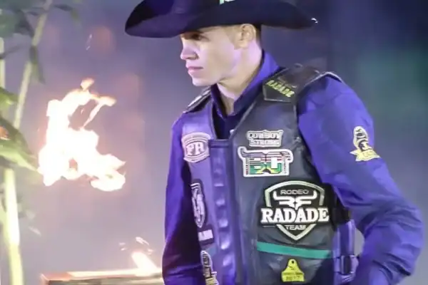 Momento em que peão é socorrido após pisoteamento no Votu International Rodeo