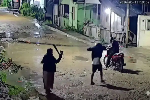 Idosa a caminho da igreja reage a assalto e faz criminosos fugirem; assista