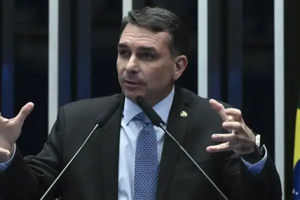 Flávio Bolsonaro detalha pedido de recursos a Vorcaro: ‘Patrocínio privado’