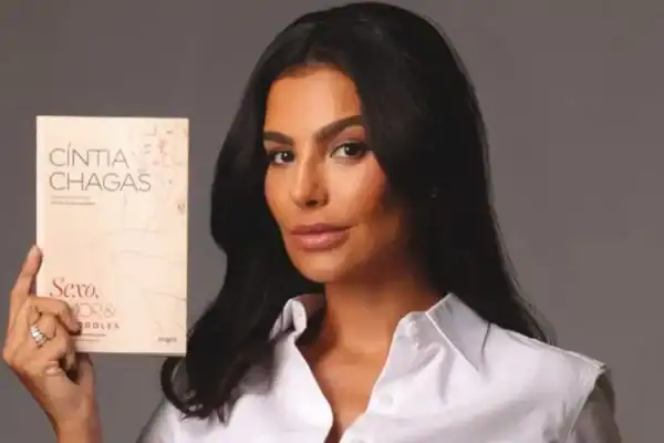 Cíntia Chagas aposta em literatura erótica na nova fase e surpreende a web