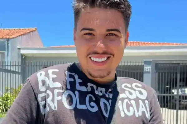 Ex-BBB Pedro Espíndola deixa clínica psiquiátrica e volta ao convívio familiar