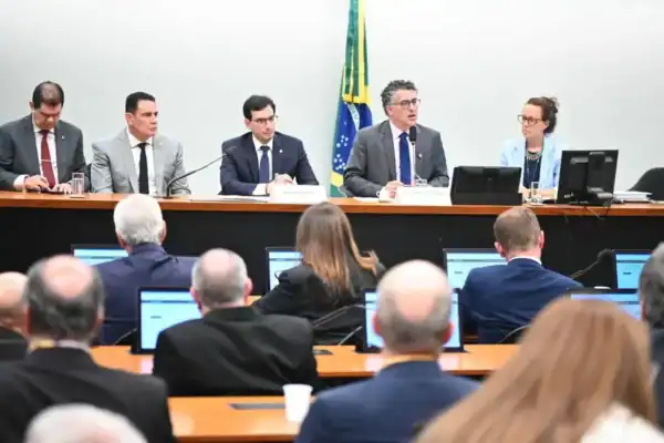Fim da escala 6×1 terá relatório apresentado na Câmara na próxima quarta-feira