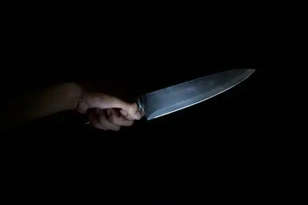 Marido esfaqueia esposa após suposto flagra com homem em situação de rua