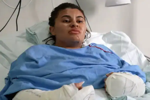 Jovem vítima de ataque com foice anseia retomar comunicação em Libras com a mãe