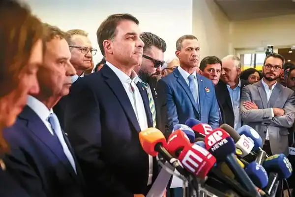 PL estabelece prazo para reavaliar candidatura de Flávio após escândalo com Vorcaro