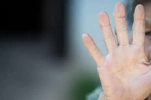 Crime brutal: neto arranca e ingere parte da orelha da avó