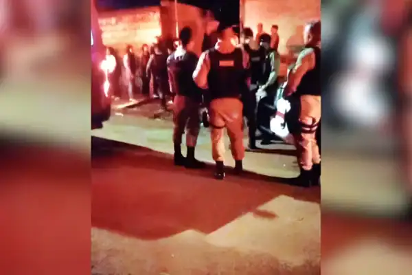 Homem é assassinado a facadas dentro de casa e esposa revela segredo macabro à polícia