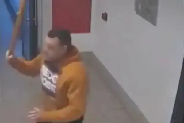 Manobrista com porrete impede ex-marido de matar a mulher com facadas