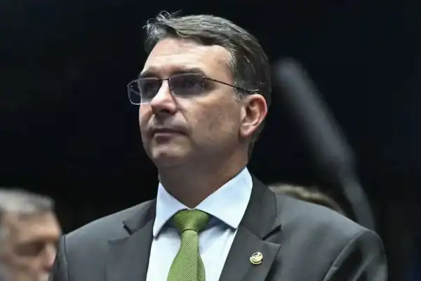 Flávio Bolsonaro planeja viagem aos EUA para encontro com Donald Trump
