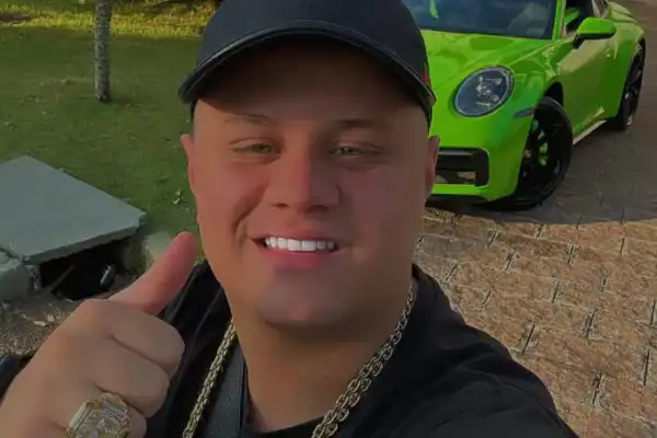 Giliard Santos, filho de Deolane Bezerra, reage à prisão da mãe: ‘Acusar é fácil’