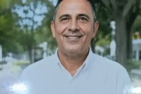 Professor falece durante homenagem diante dos alunos; vídeo registra o momento