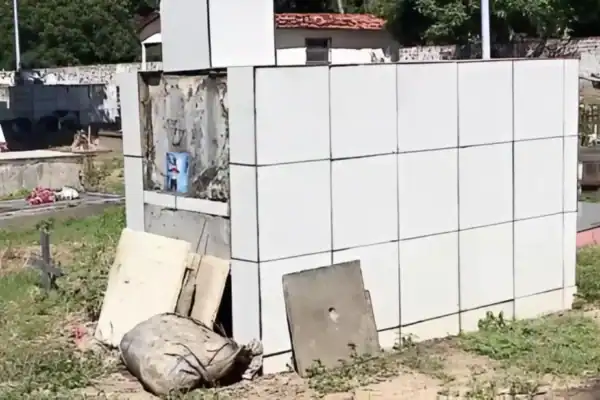 Mistério: ossada de idoso reaparece em frente ao túmulo após sumiço