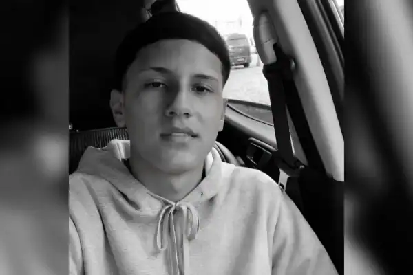 Adolescente de 15 anos morre ao ser esfaqueado por colega dentro de escola