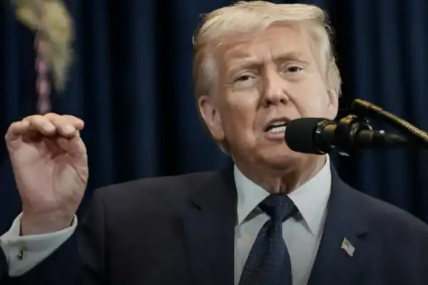 Trump lança Stephen Colbert no lixo em vídeo divulgado pela Casa Branca