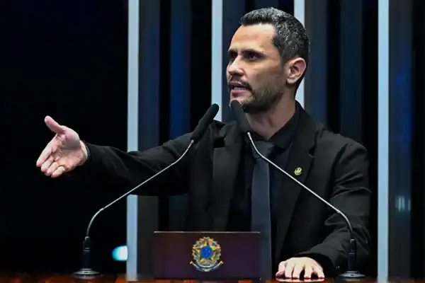 Republicanos pretende testar Cleitinho à Presidência após desgaste de Flávio Bolsonaro