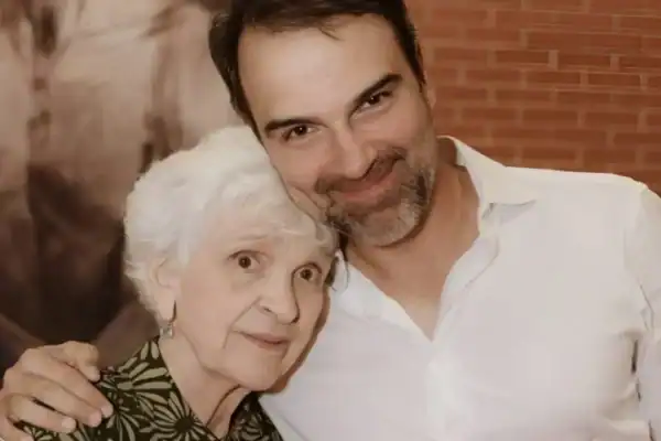 Tadeu Schmidt lamenta falecimento da mãe e presta homenagem emocionada
