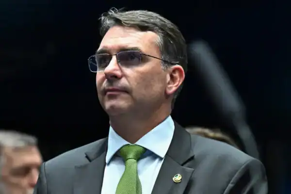 Flávio Bolsonaro diz que não pode dar sopa para o azar e revela uso diário de colete à prova de balas