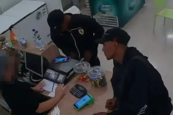 Criminoso beija mão de atendente em assalto a sorveteria em Cidade Ocidental (GO)