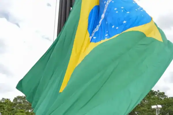Clima de Copa: bandeira do Brasil em janelas pode ser vetada