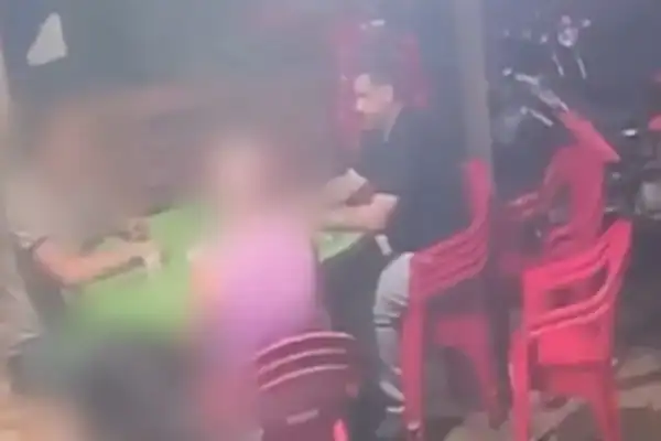 Homem é morto a tiros em bar enquanto câmera de segurança registra o crime