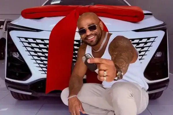 Ex-BBB Cezar Black retorna à enfermagem no SUS e comemora compra de carro de luxo