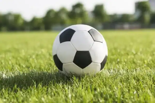 Jogador desmaia em campo após entrada violenta e é levado de ambulância